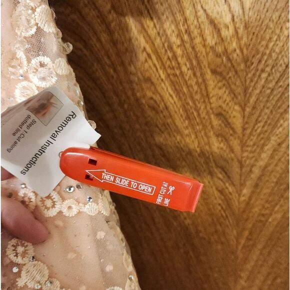 Mac DUGAL Elegant One-Shoulder Lace Dress with Feather Detail SIze 4 $798 - Picture 9 of 14